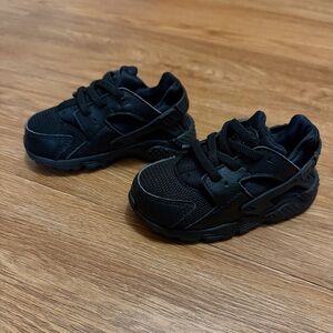 Nike Huarache Run (TD) toddler shoes in the "Triple Black-sneaker